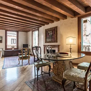 la-fenice-charming-flat.hotelinveneto.com/